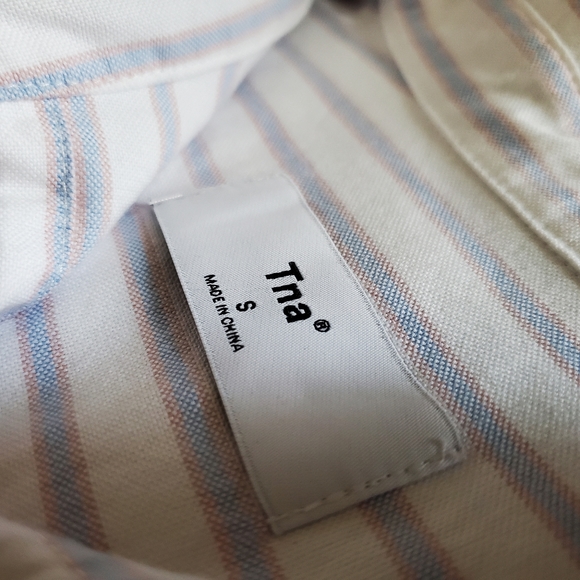 Aritzia - TNA QUAY Button-up - like new - Picture 5 of 10